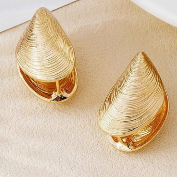 Golden Clam Seashell Inspired Earrings - Picture 3 of 6